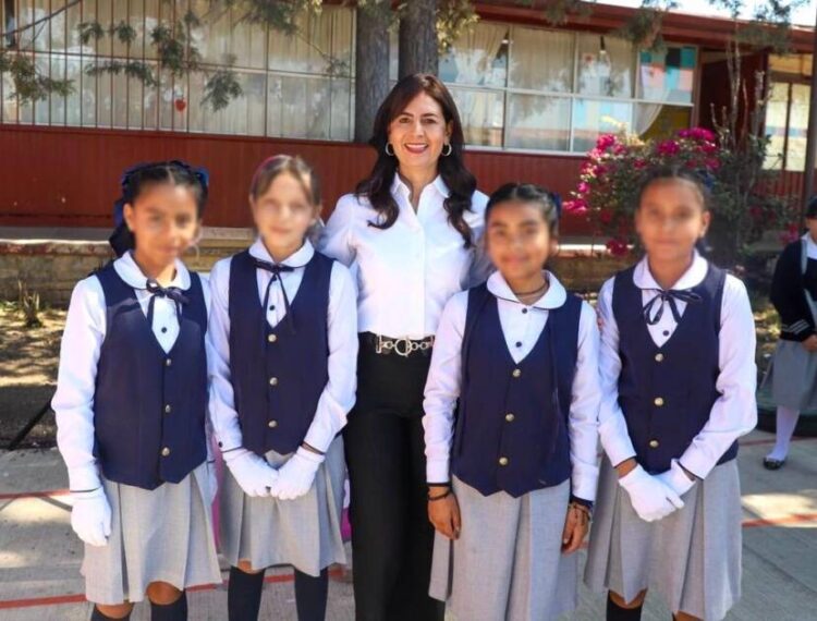 Gaby Molina reconoce a la comunidad educativa