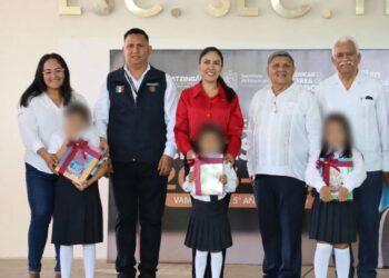 Fanny Arreola Pichardo encabeza arranque del ciclo escolar 2026-2027 en Apatzingán, se entregaron 1,500 kits escolares