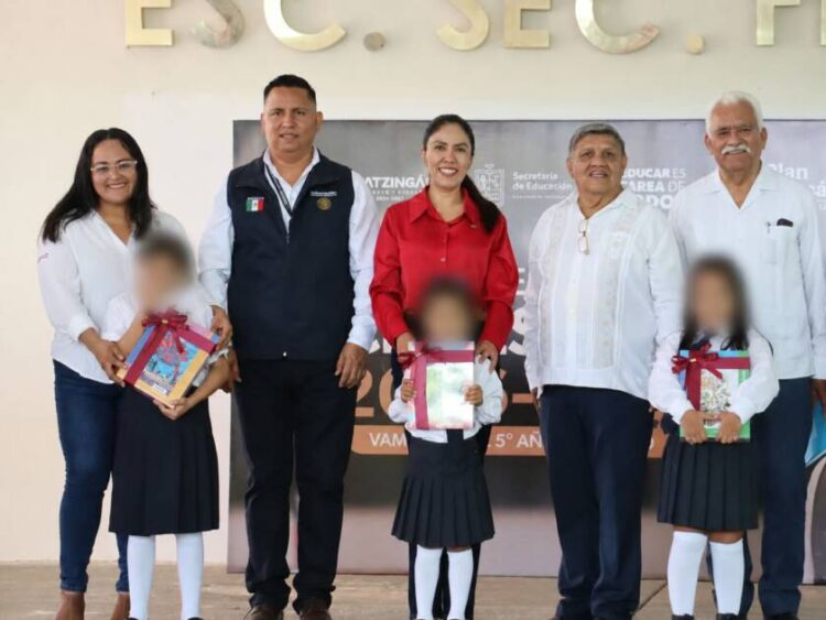 Fanny Arreola Pichardo encabeza arranque del ciclo escolar 2026-2027 en Apatzingán, se entregaron 1,500 kits escolares