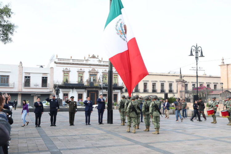 Alfonso Martínez Alcázar encabeza izamiento de Bandera y da inicio a los festejos patrios en Morelia