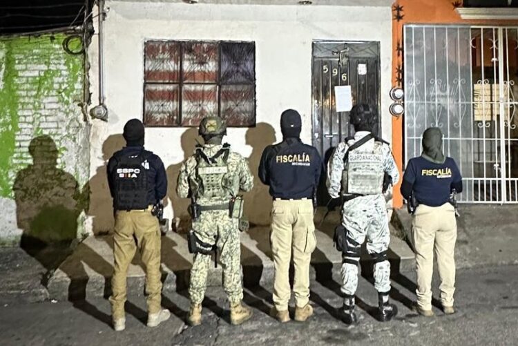 Decomisan casi 2 mil dosis de metanfetamina y detienen a una joven en tres cateos domiciliarios en Morelia
