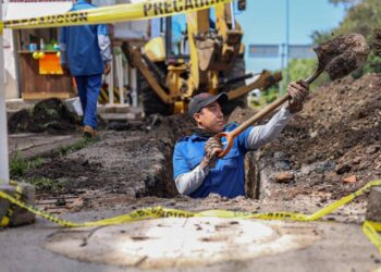 Ooapas realiza trabajos de desagüe para controlar escurrimiento y evitar filtraciones en vialidad