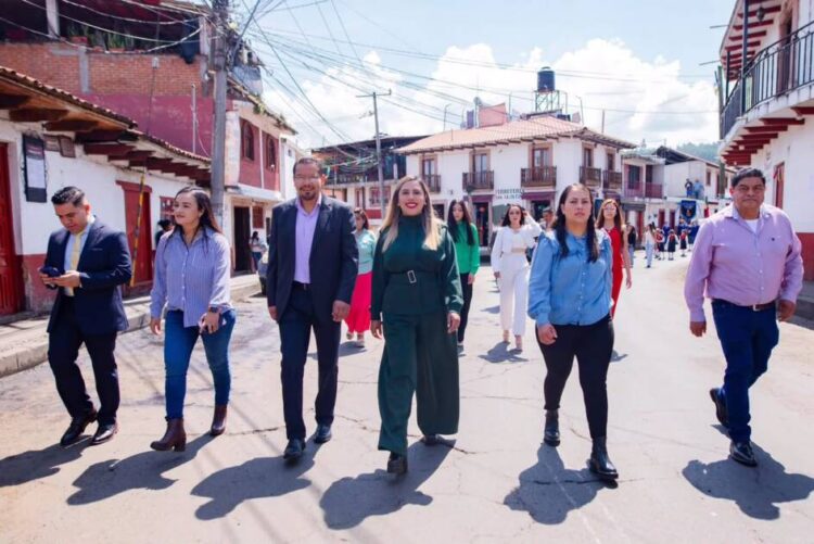 Dayana Pérez encabeza el inicio de las Fiestas Patrias en Salvador Escalante