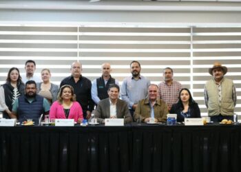 Alfonso Martínez refrenda apertura al sector mezcalero