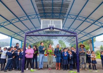 Inaugura Dayana Pérez nueva techumbre en la Primaria Benito Juárez de Iricuaro