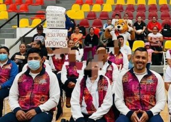 Falta de becas desata protestas y eclipsa abanderamiento de atletas paralímpicos de Michoacán