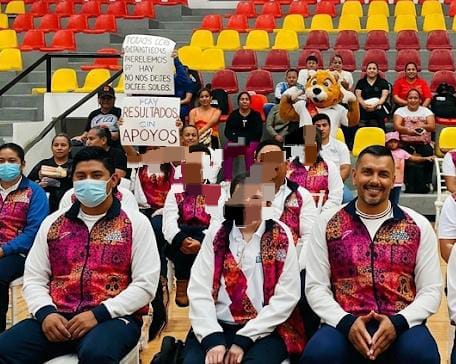 Falta de becas desata protestas y eclipsa abanderamiento de atletas paralímpicos de Michoacán