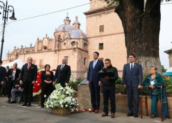 Asiste Alfonso Martínez a ceremonia en memoria de víctimas del atentado de 2008