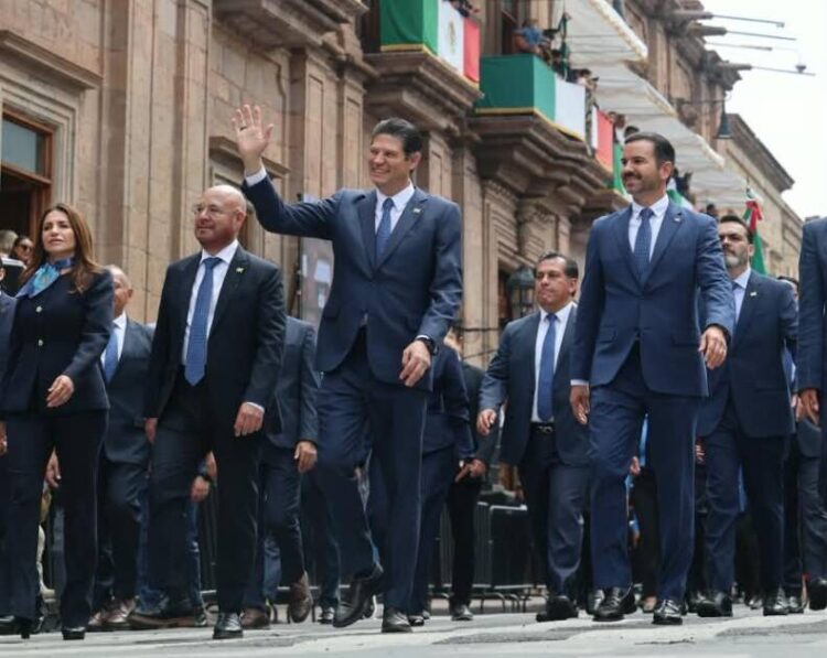 Desfile por Aniversario de la Independencia llena de fervor patrio el Centro de Morelia