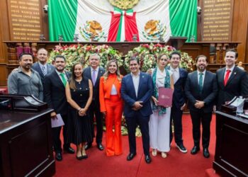 Dayana Pérez Mendoza acompaña al gobernador Alfredo Ramírez Bedolla en la entrega de su Quinto Informe de Gobierno