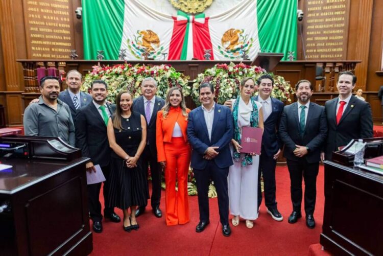 Dayana Pérez Mendoza acompaña al gobernador Alfredo Ramírez Bedolla en la entrega de su Quinto Informe de Gobierno