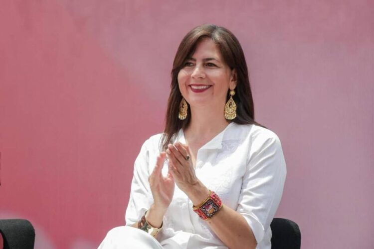 Gaby Molina destaca transformación carretera en Michoacán