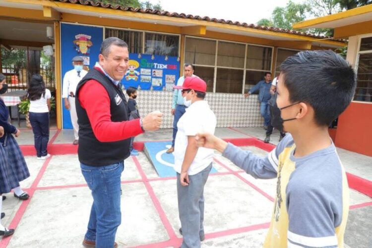 Juan Carlos Barragán transforma mil escuelas de Morelia