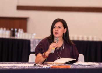 Gaby Molina respalda regulación de celulares en escuelas