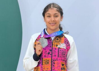 La sirena Liz Caballero entrega a Michoacán una histórica medalla de plata