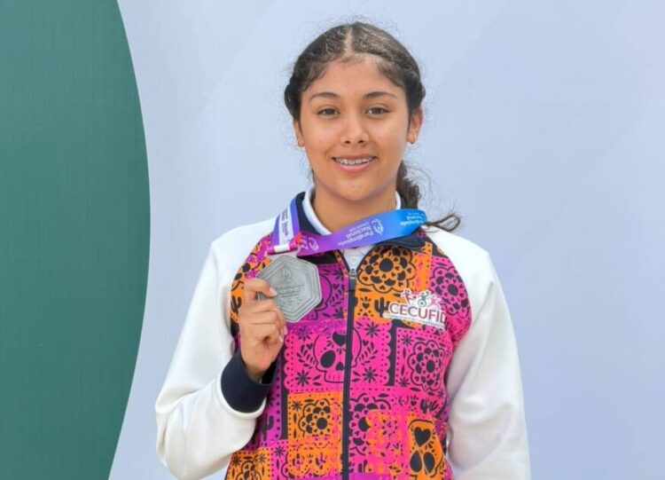La sirena Liz Caballero entrega a Michoacán una histórica medalla de plata