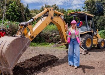 Dayana Pérez da banderazo de arranque al adoquinamiento de calle en Agua Verde