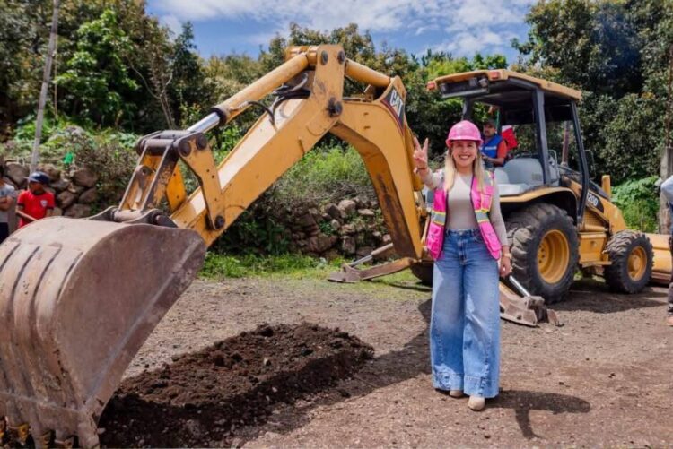 Dayana Pérez da banderazo de arranque al adoquinamiento de calle en Agua Verde