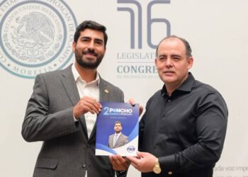 Poncho Chávez entrega Segundo Informe de Actividades Legislativas ante la Mesa Directiva del Congreso