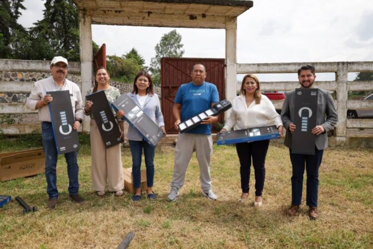 Entrega Alma Mireya González  luminarias solares y anuncia pavimentación en tenencia de San Jerónimo Purenchécuaro