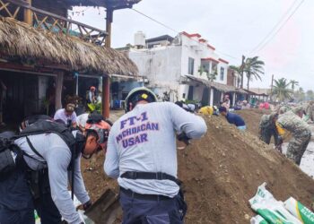 Fuerte oleaje por huracán “Polo” en Playa Azul deja afectaciones en casas y enramadas: Raúl Zepeda
