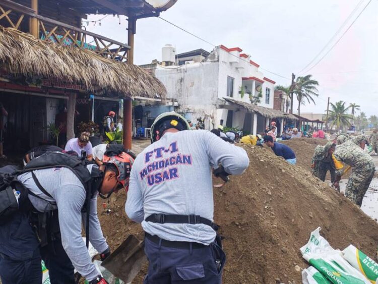 Fuerte oleaje por huracán “Polo” en Playa Azul deja afectaciones en casas y enramadas: Raúl Zepeda