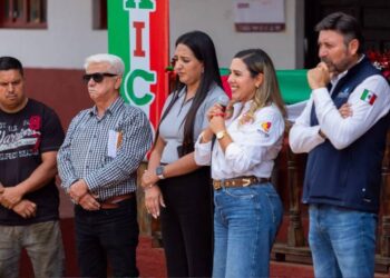 Dayana Pérez Mendoza gestiona alternativas para garantizar el abasto de agua en Ixtaro
