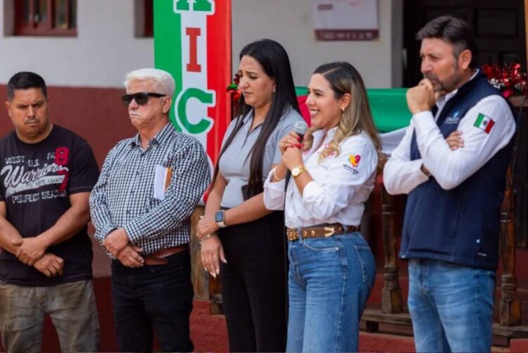 Dayana Pérez Mendoza gestiona alternativas para garantizar el abasto de agua en Ixtaro