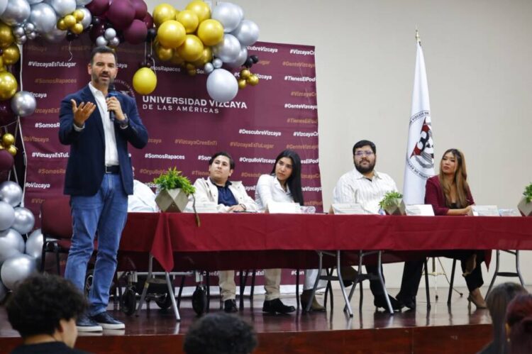 Yankel Benítez dialoga y estrecha comunicación con jóvenes universitarios
