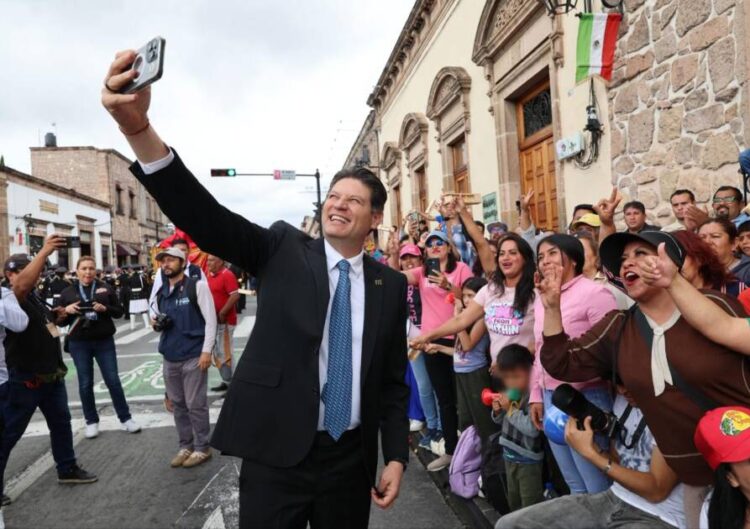 Familias morelianas llenan de color el Centro Histórico durante desfile por el natalicio de Morelos