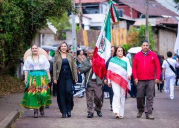Dayana Pérez Mendoza acompaña a la comunidad escolar de Paramuén en desfile por el natalicio de José María Morelos