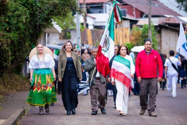 Dayana Pérez Mendoza acompaña a la comunidad escolar de Paramuén en desfile por el natalicio de José María Morelos