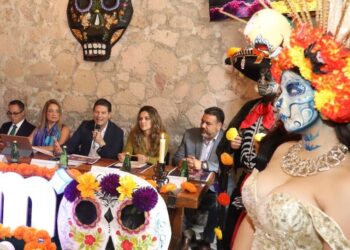 Presenta Alfonso Martínez Alcázar cartelera de Día de Muertos en Morelia