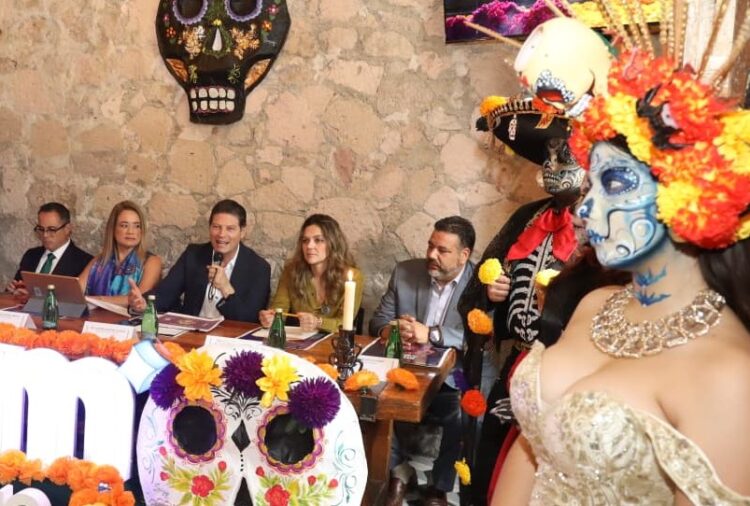 Presenta Alfonso Martínez Alcázar cartelera de Día de Muertos en Morelia