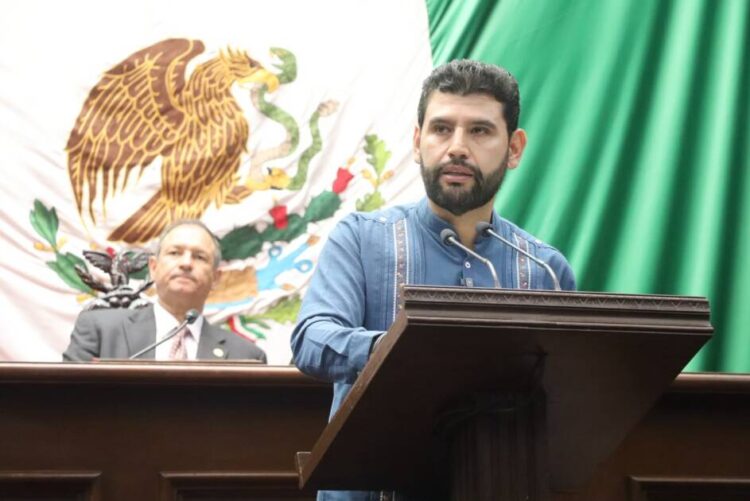 Pide Octavio Ocampo proteger actividad artesanal y mejorar el nivel de vida de los artesanos michoacanos