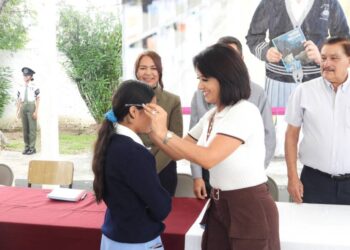 Lucila Martínez acerca lentes gratuitos a estudiantes para que nada limite su aprendizaje