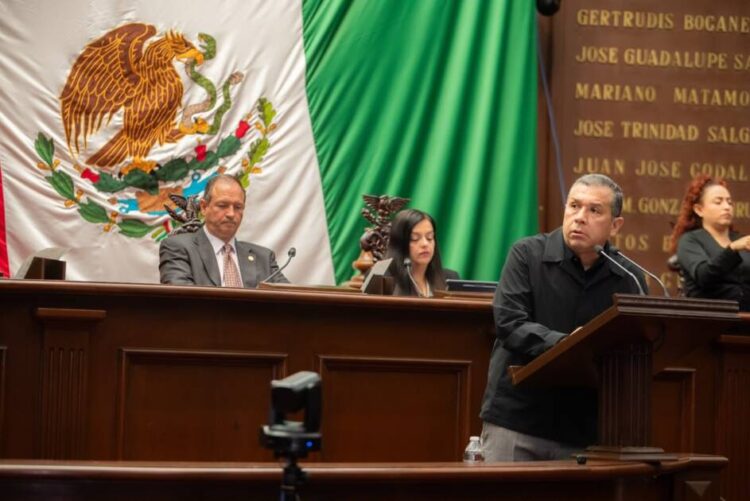 El diputado más productivo del país, Juan Carlos Barragán impulsa leyes por las mujeres