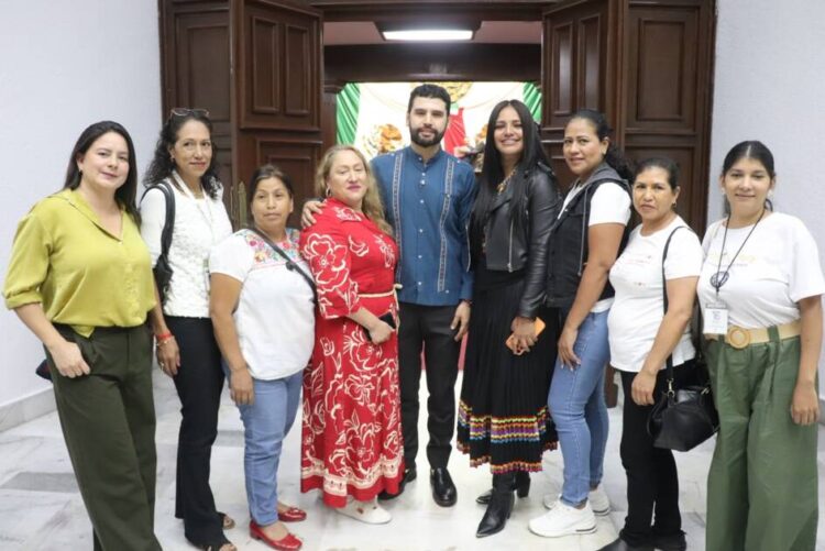 Octavio Ocampo respalda a artesanas michoacanas y plantea reformas para fortalecer su labor