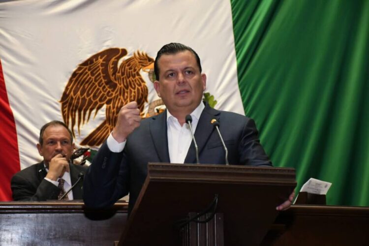 Con exhorto a la Secretaría de Economía, Memo Valencia busca evitar el robo de vehículos nuevos