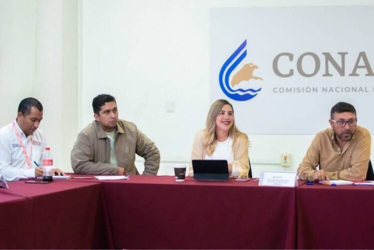 Dayana Pérez Mendoza gestiona ante CONAGUA soluciones para garantizar el abasto de agua en Ixtaro
