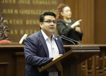 Toño Carreño plantea reformas a la Ley de Salud para atención de lupus y otras enfermedades autoinmunes