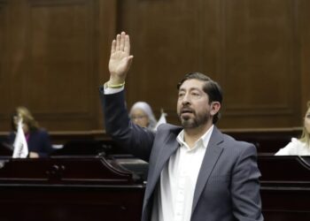 Diputado Abraham Espinoza Villa propone identificar con color y señalética los asientos preferentes en el transporte público de Michoacán