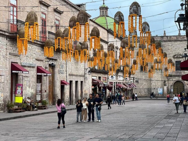 Morelia se viste de tradición para celebrar el Día de Muertos