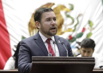 Presenta Reyes Galindo iniciativa para salvaguardar el respeto, la dignidad y la trayectoria de las maestras y maestros michoacanos
