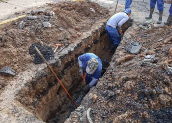 Ooapas sustituye tubería de drenaje obstruida por basura en la colonia Leandro Valle