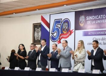 Alfonso Martínez reconoce a profesores del SPUM en su 50 aniversario