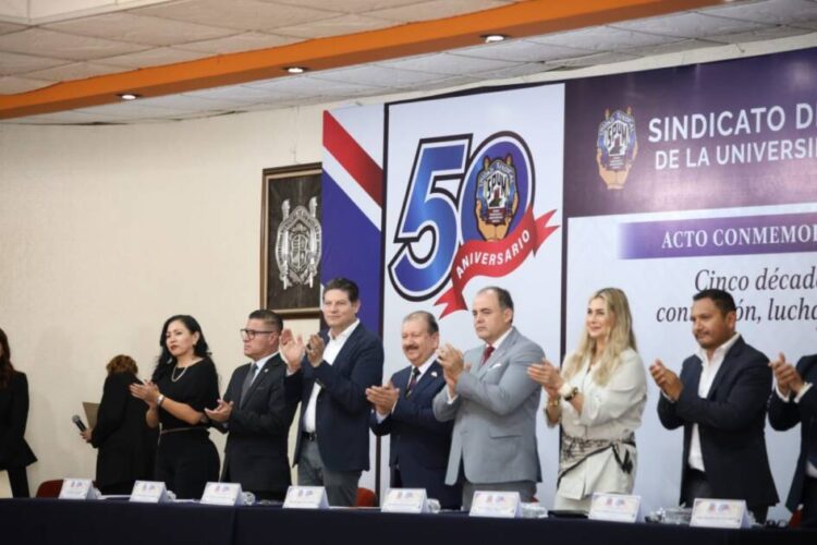 Alfonso Martínez reconoce a profesores del SPUM en su 50 aniversario