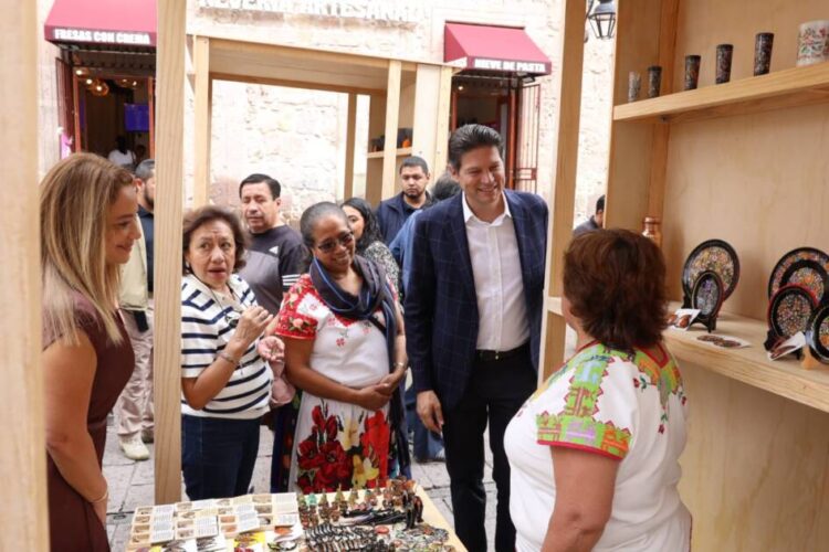 Alfonso Martínez Alcázar invita a disfrutar del bazar de artesanías michoacanas en el Centro de Morelia
