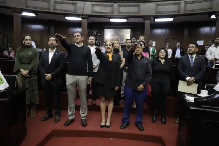 Congreso del Estado toma protesta a sindica y dos regidores del municipio de Chavinda