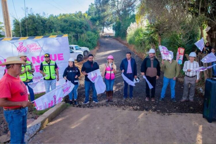 Dayana Pérez Mendoza arranca obra vial en Cuangatzio para mejorar el acceso a las familias y estudiantes